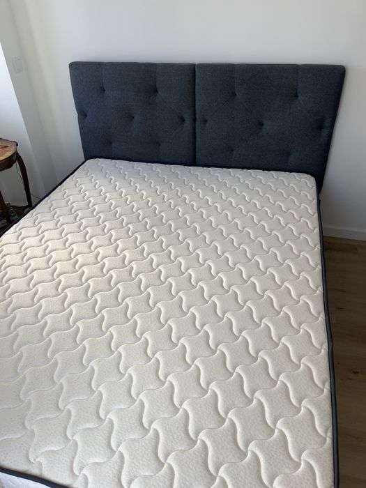 Estrutura de cama e colchão para casal.
