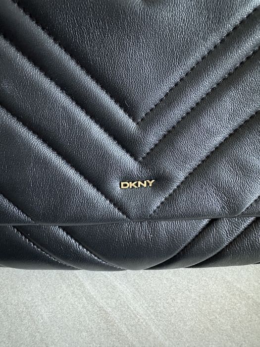 Torebka na ramie kopertowka ze skory DKNY