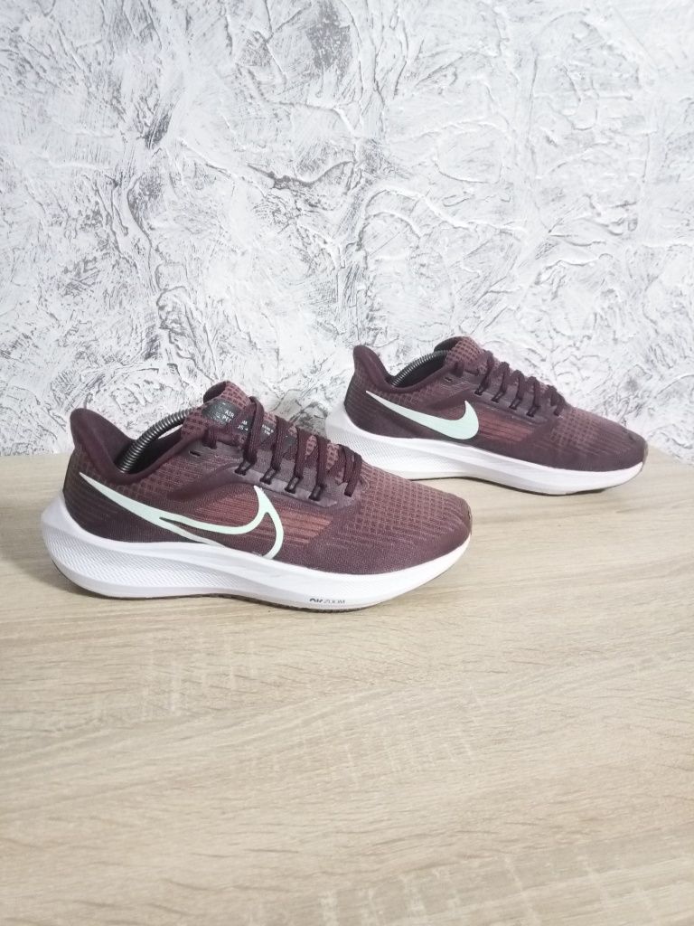 Кроссовки женские Nike.Беговые.39.р.оригинал