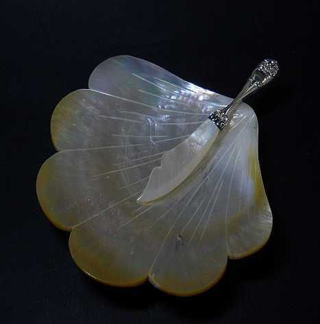 Розетка и нож для икры