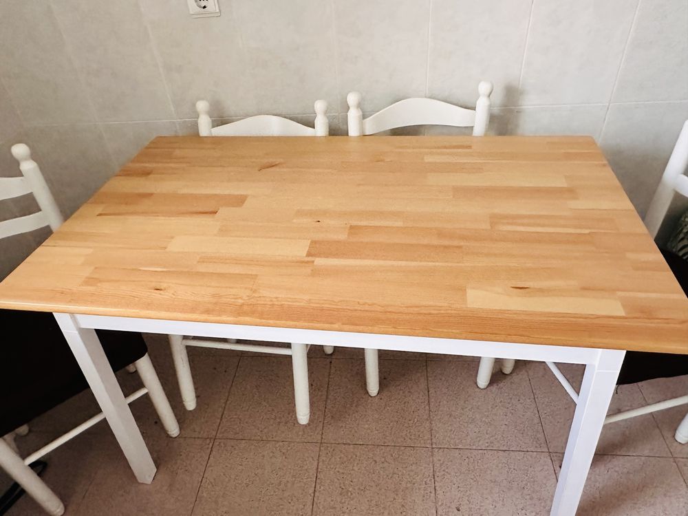 Mesa do IKEA semi-novo