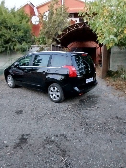 Peugeot 5008 2013 року