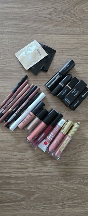 Zestaw kosmetyków pomadki cienie błyszczyki róż konturówki