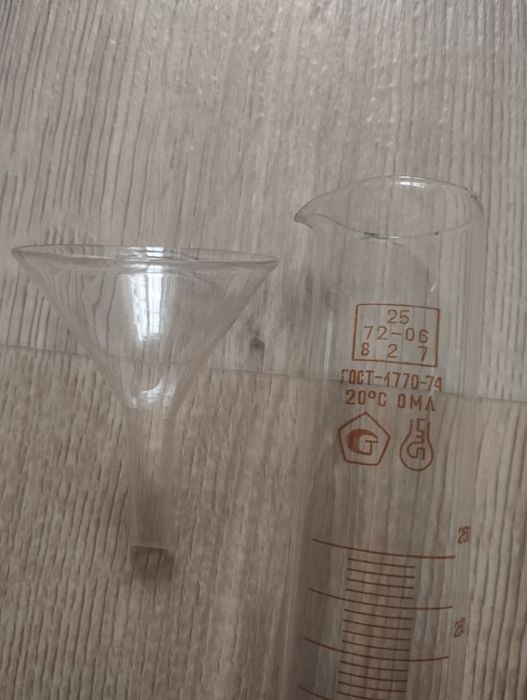 Мірна колба, скляна лійка хімічний посуд