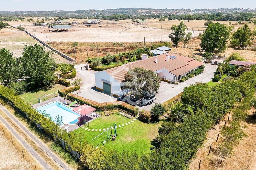 Quinta de 11750 m2 com moradia T6 e Piscina | Évora