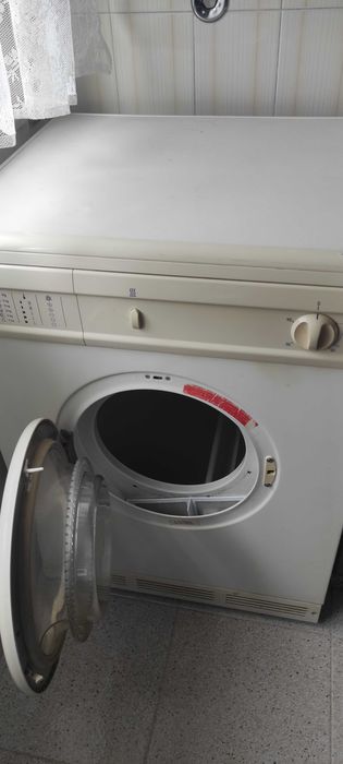 Máquina de secar roupa usada e em bom estado.