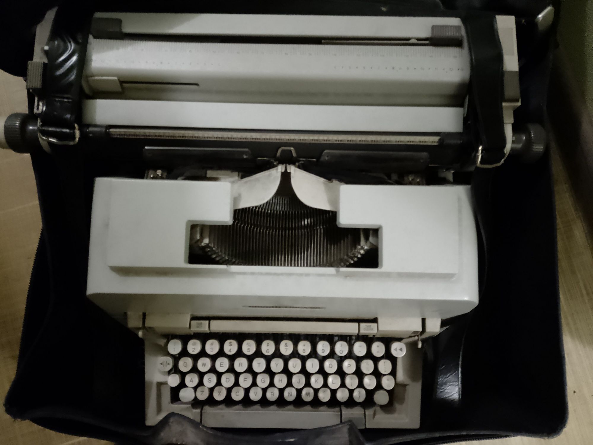 Продаж - друкарська машинка Olivetti Linea 98