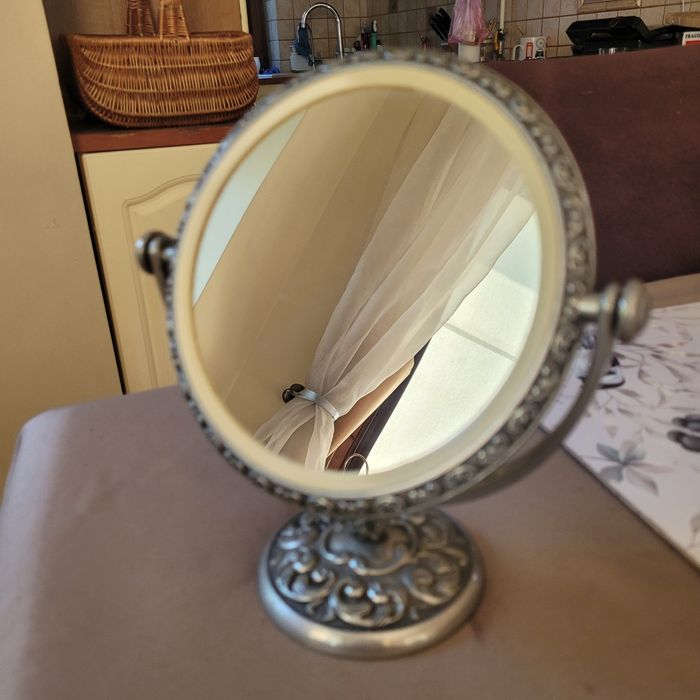 Posrebrzane lusterko.