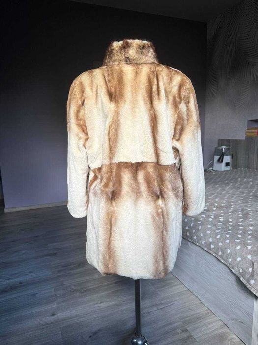 Шуба тілесного кольору