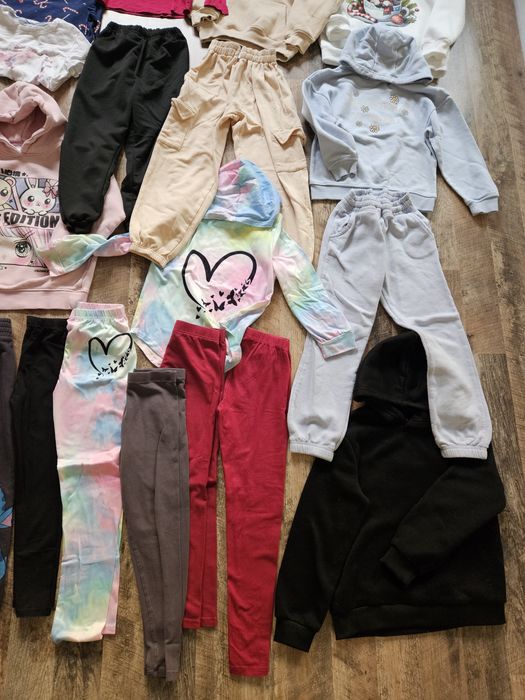Paka zestaw 20szt ubrań dresy legginsy bluzy 122/128