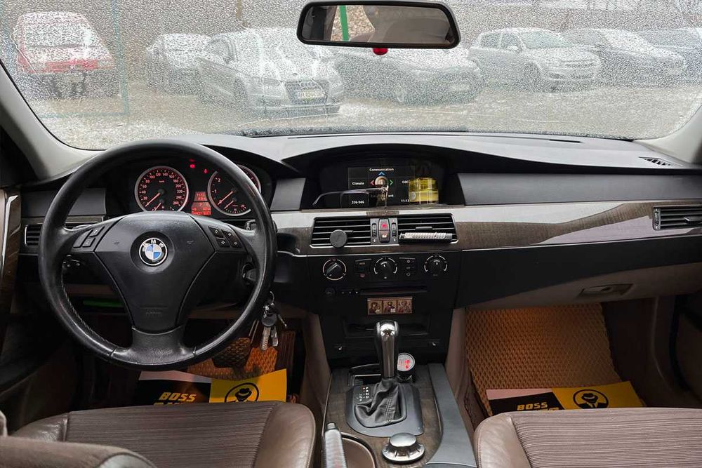 BMW 520I 2004 року