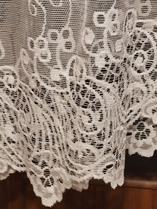 Białą firanka do parapetu