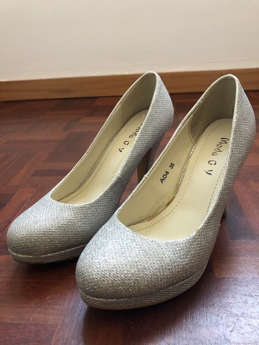 Sapatos de salto alto prateados