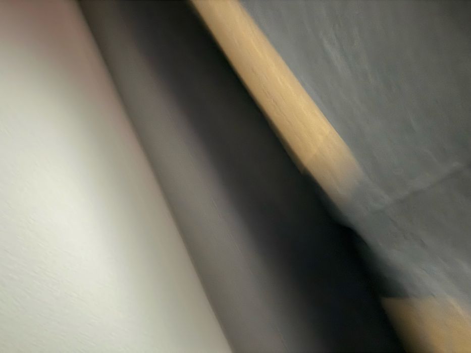 sofá preto de 2 lugares