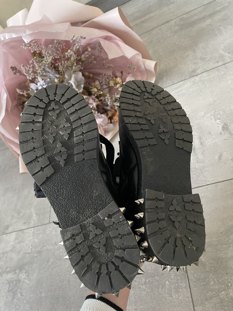 Czarne botki z ćwiekami z Royalfashion