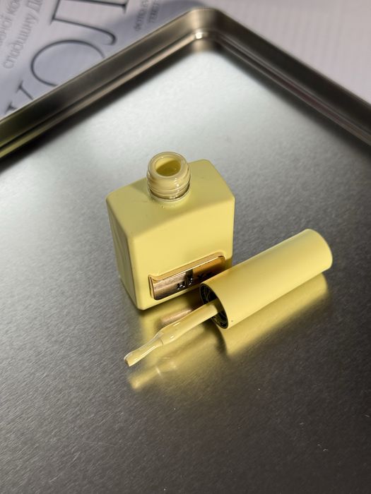 Продаю гель лаки Hello 15 ml ( 2 повні і 2 на пів повні баночки)