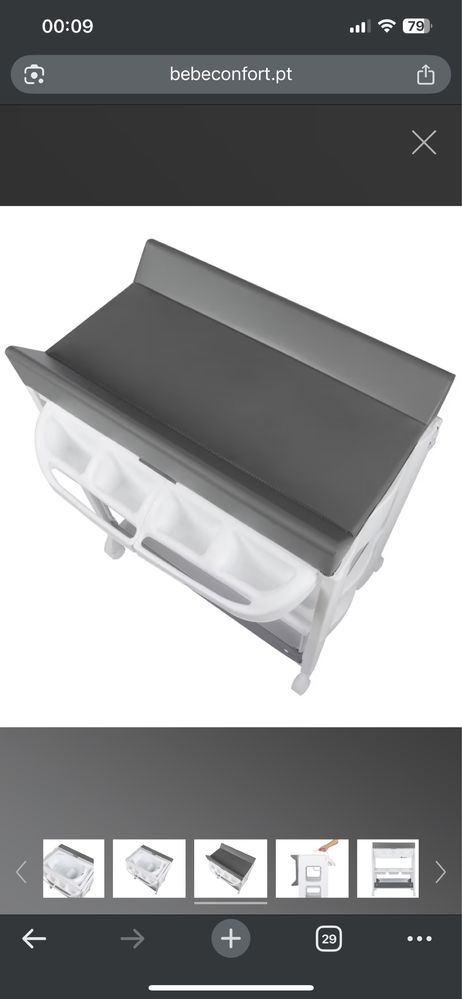 Banheira e mesa de troca de roupa e fraldas