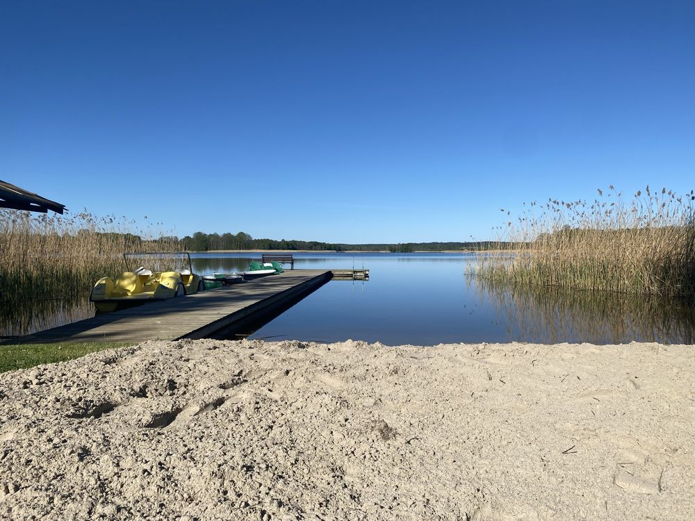 Wypoczynek nad jeziorem. Urlop. Mikołajki.