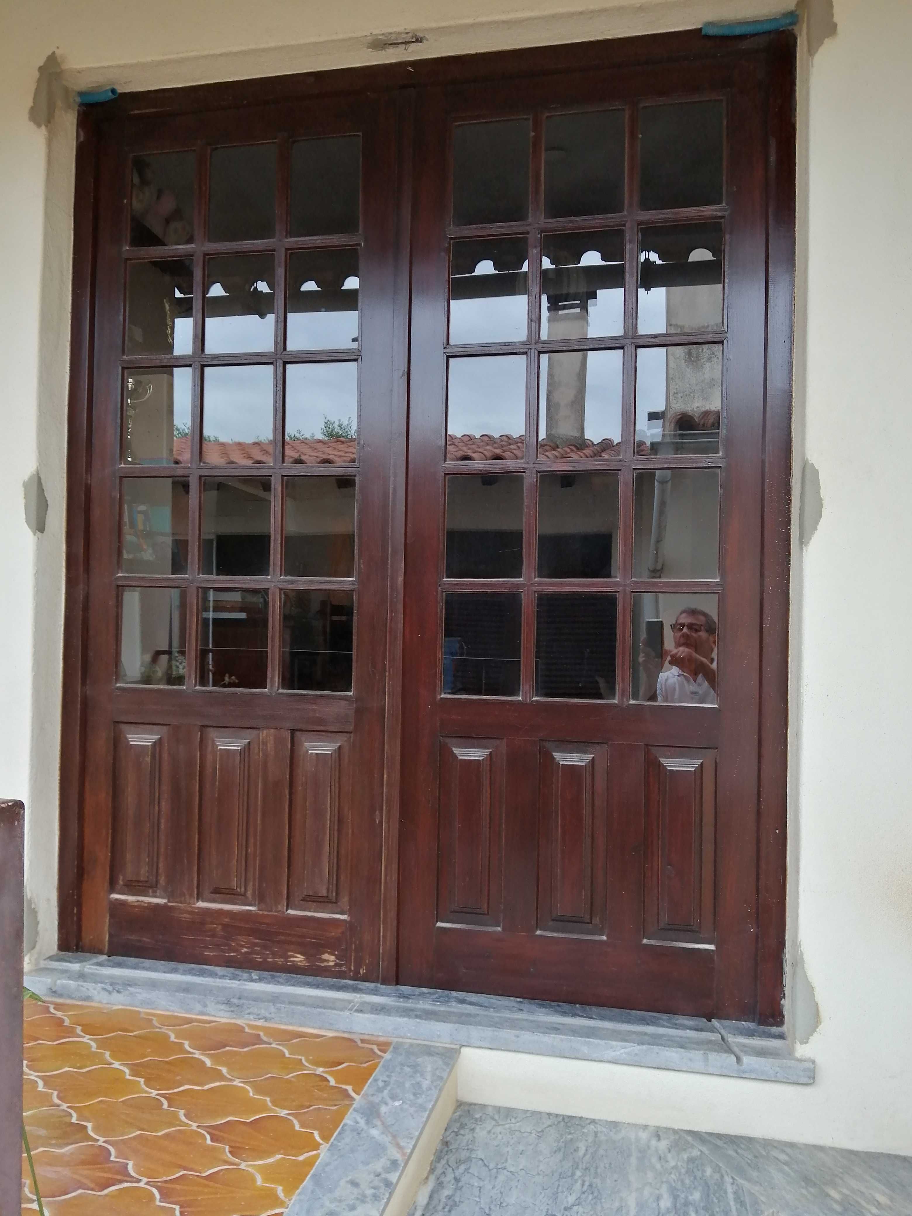 Janelas e portadas em madeira maciça