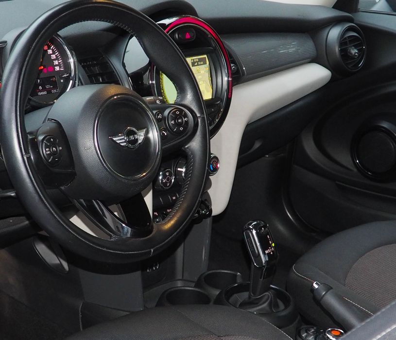 Mini Cooper D 1.5 gasóleo, automático, GPS (modelo 2018), JCW jantes