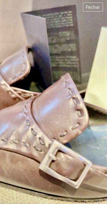 Sapatos em pele castanho da Prada