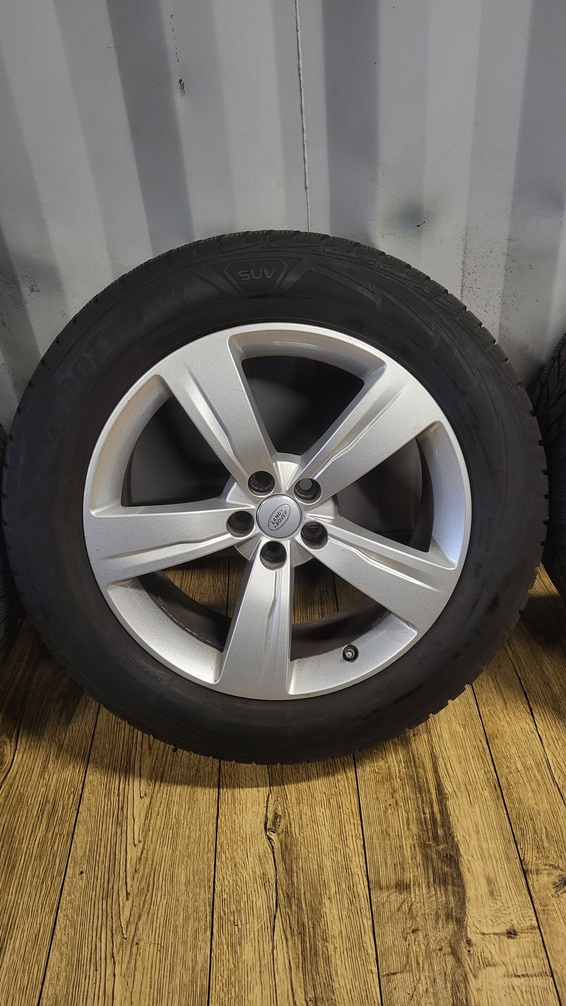 Felgi Land Rover 19" z oponami 255/55 R19 Range Velar Kuga Volvo XC90