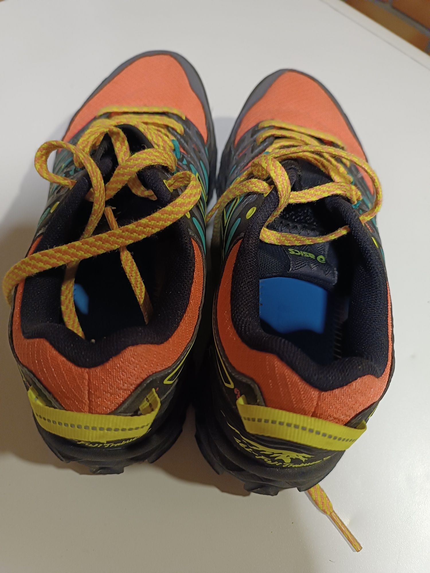 Tennis ASICS para trail, com pouco uso número 37