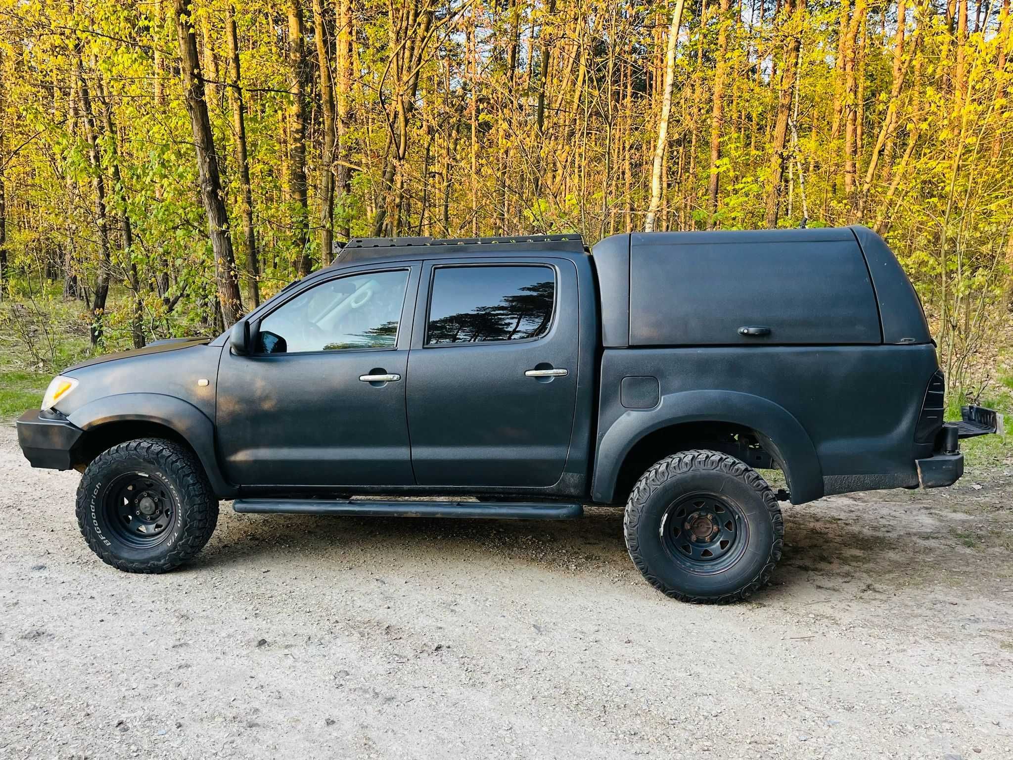 Wynajem Toyota Hilux pickup offroad - auto do zadań specjalnych.