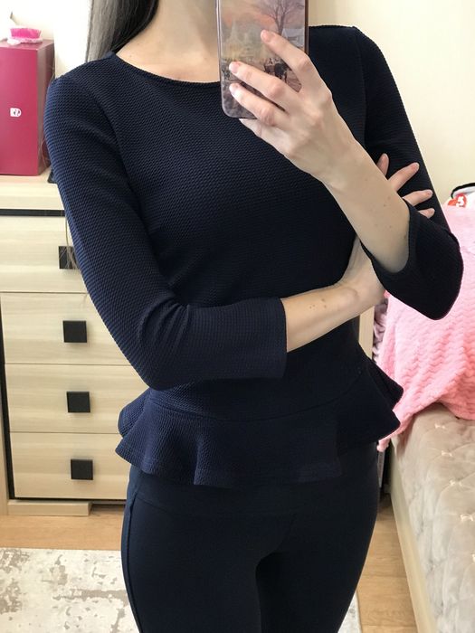 Темно-синя кофта з баскою