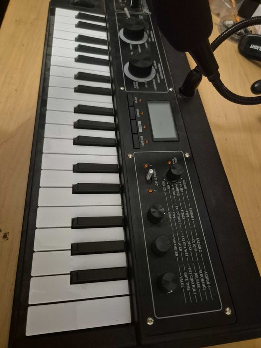 KORG MICROKORG XL syntezator baterie vocoder