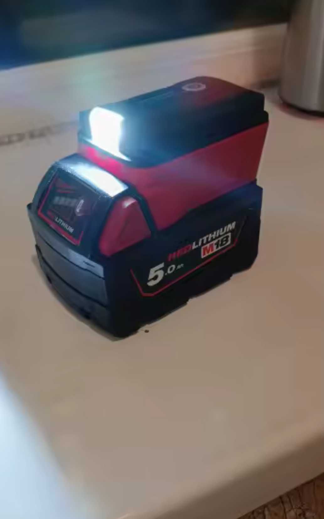 Adapter na baterie Milwaukee z ładowarką i lampą led. Powebank