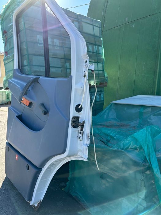 Продам комплектні пасажирські двері Mercedes Sprinter (W906) - ліві