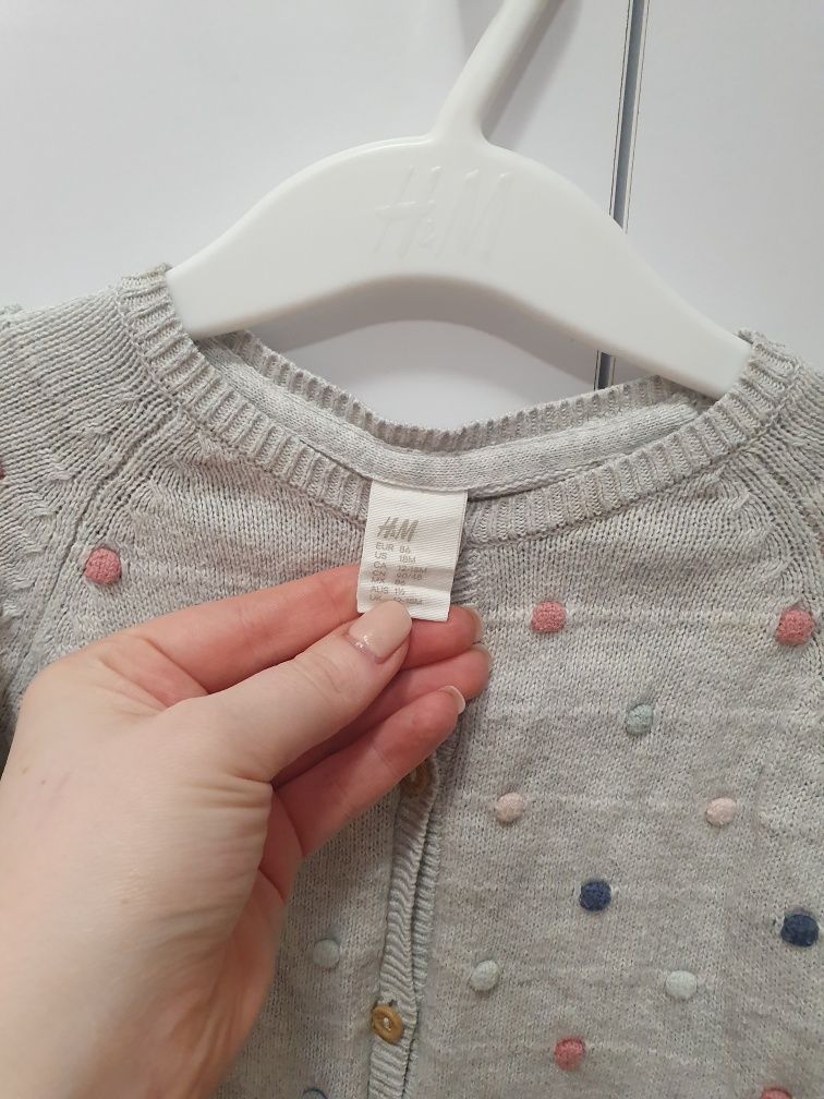 Sweterek zapinany dla dziewczynki w kolorowe kropki H&M roz. 86