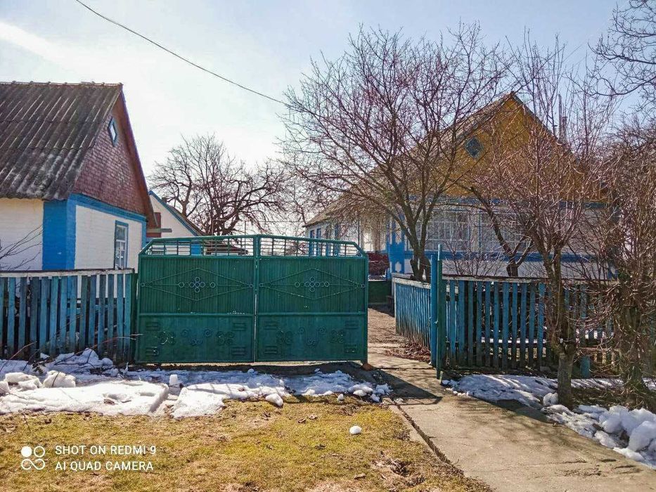 Продам будинок в с. Камінь з великою присадибною ділянкою.