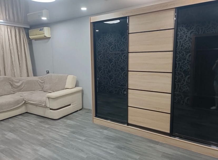 Шафа купе зі скляними дверцятами  Терміново