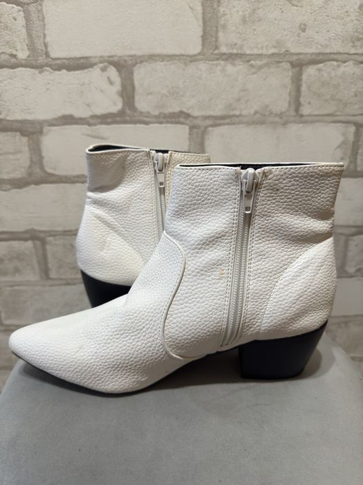 Жіночі білі черевики козаки.