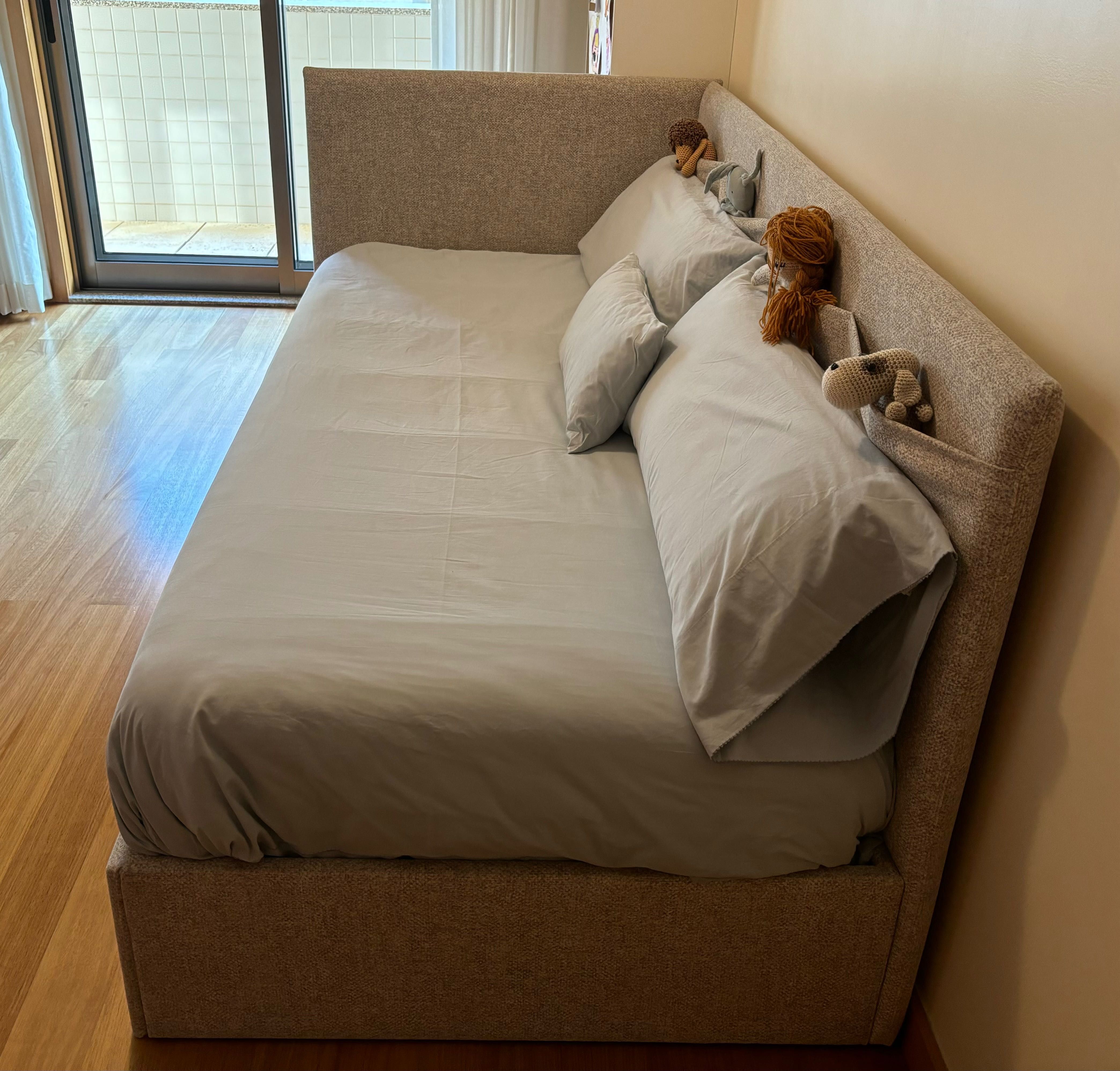 Cama dupla 2x90x190 em tecido lavável com efeito sofá