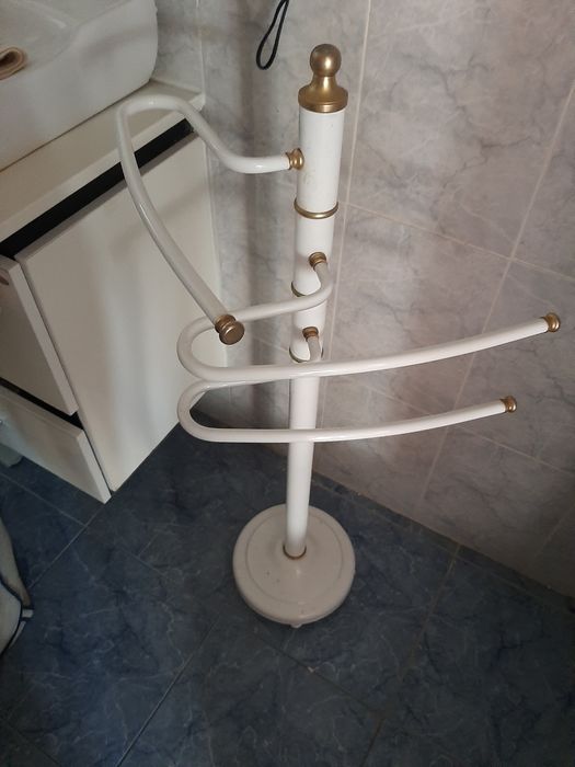 Toalheiro Branco de Casa de Banho