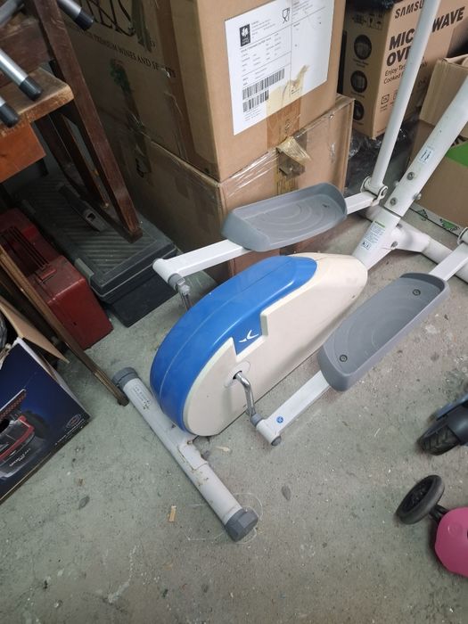 Elíptica usada com sinais de desgaste