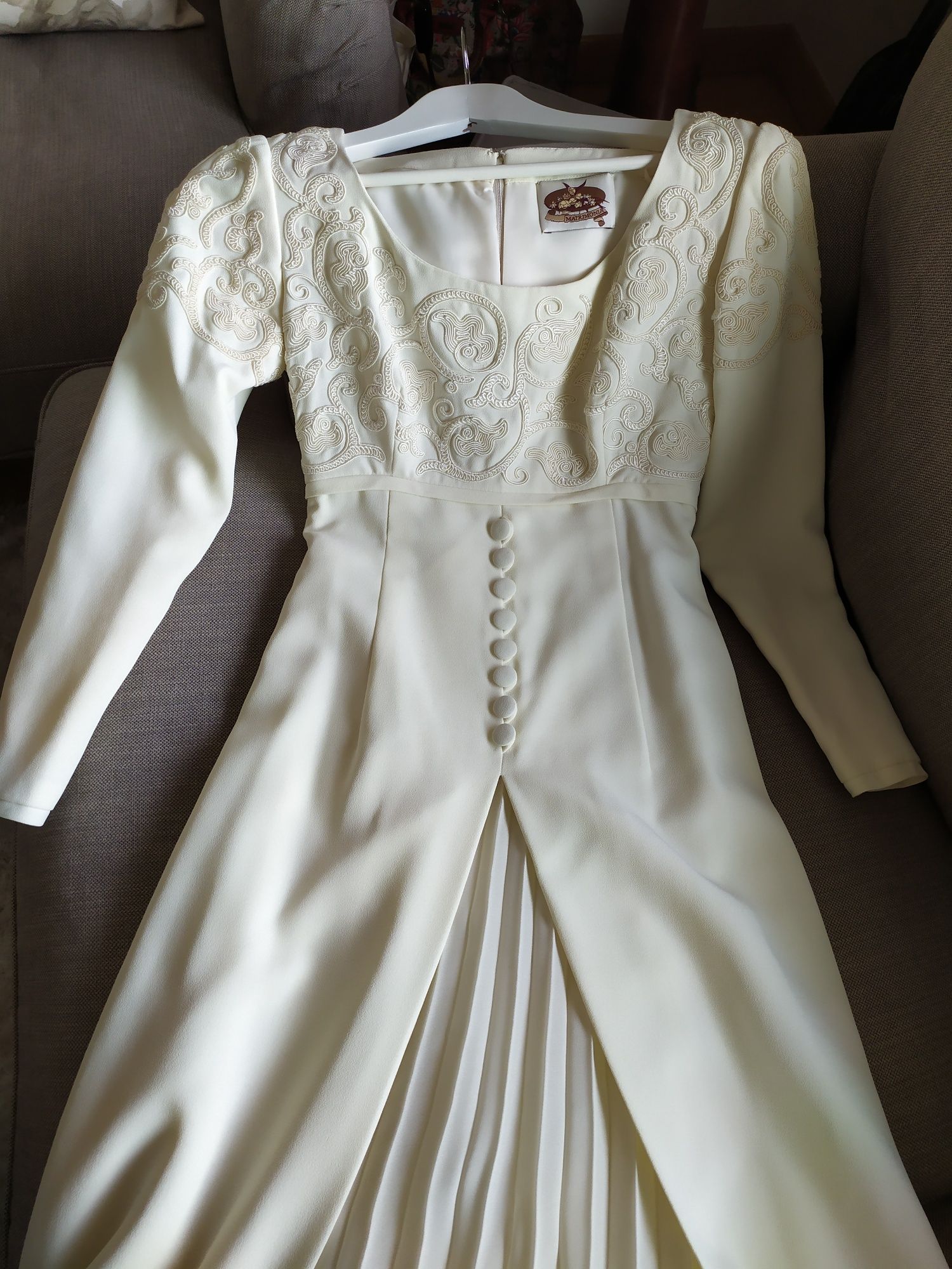 Vestido de noiva cor marfim, marca Rosa Clará
