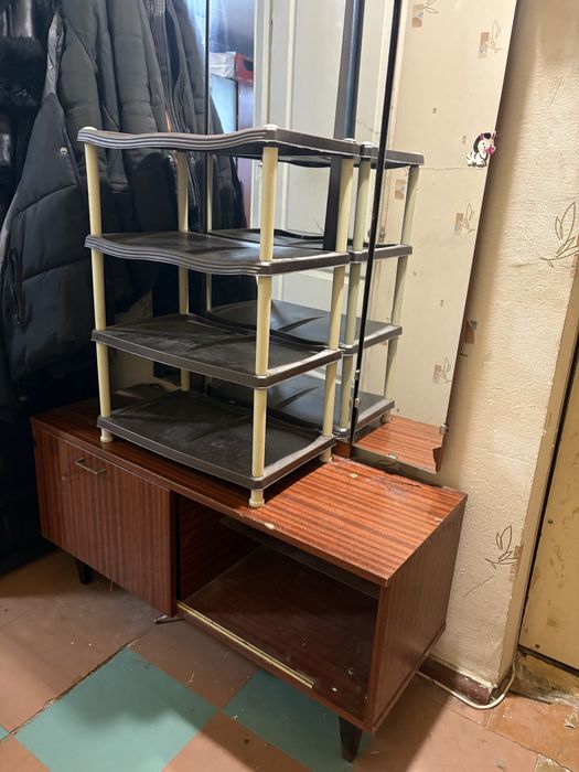 Трюмо та пластикова полиця для взуття