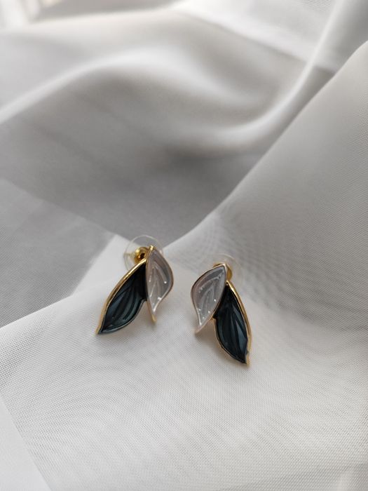 Kolczyki wkrętki. Masa perłowa