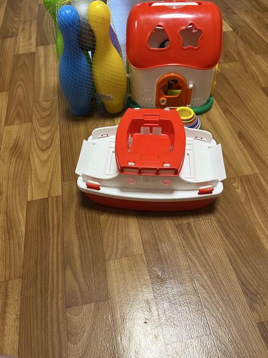 Лот іграшок, хатинка, боулінг, спуск доя машин