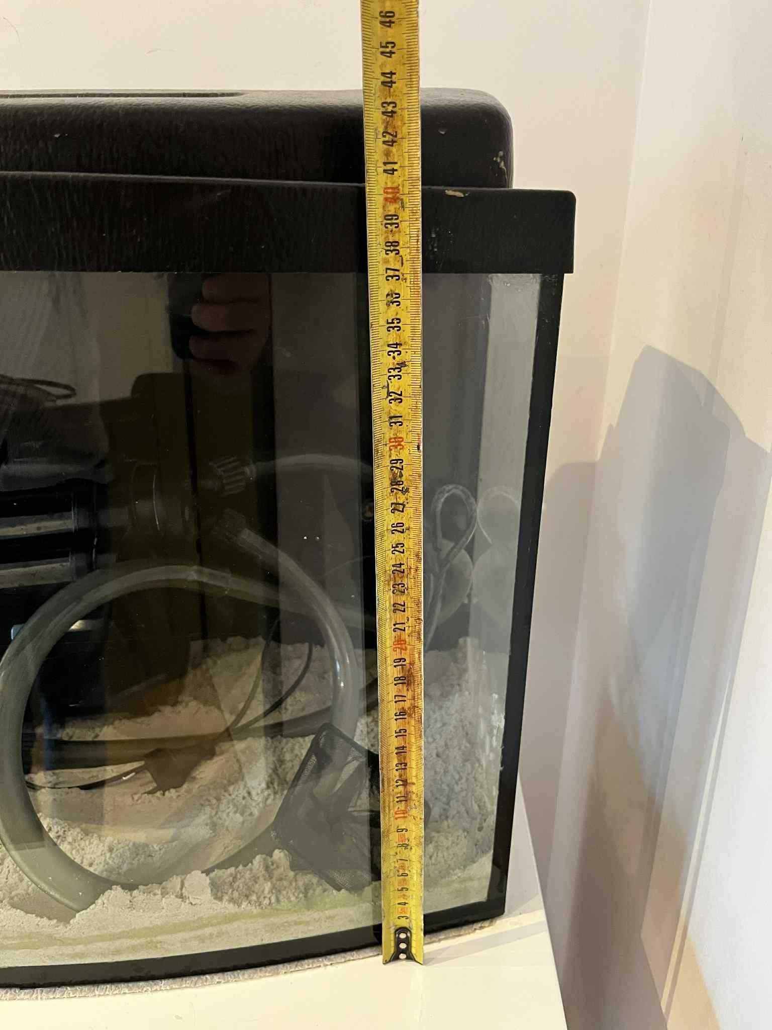 Akwarium + oświetlenie  84cm dlugosc 40cm wysokosc, 35cm szerokość.