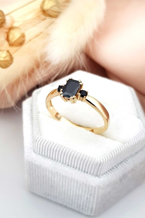 Złoty błyszczący pierścionek z trzema czarnymi kamieniami pr. 585