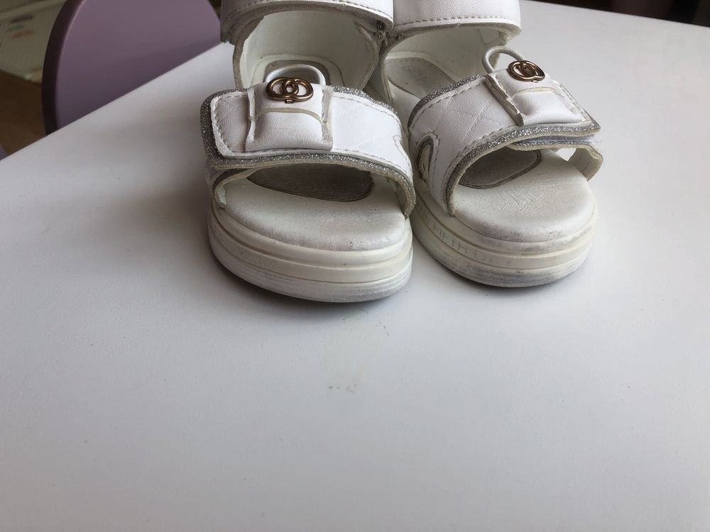Білі сандалі босоніжки
