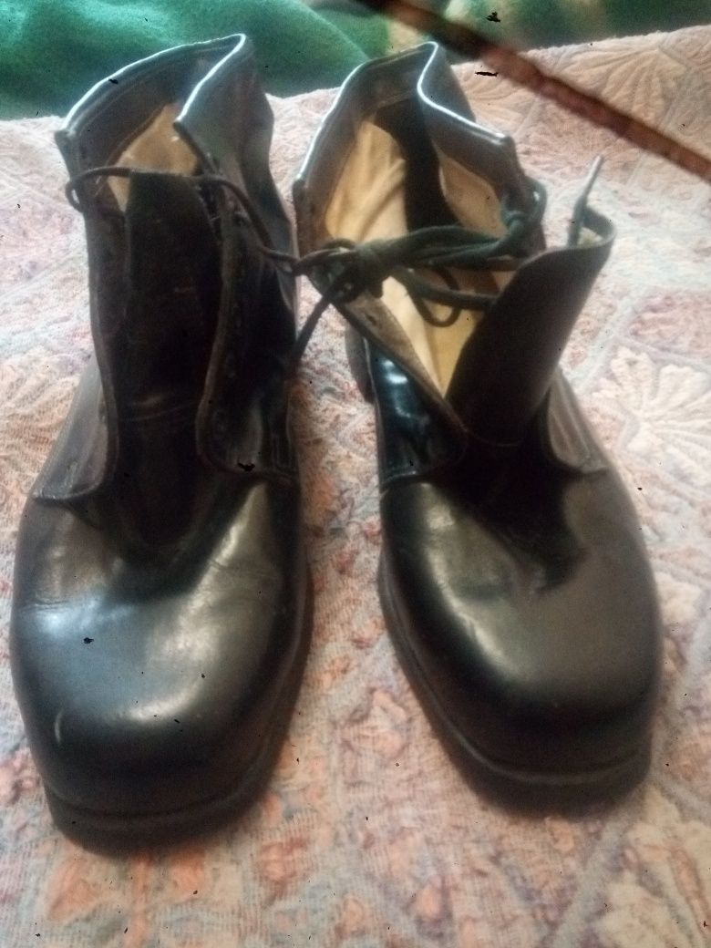 Продам кожаные. И керзовие батинки новие