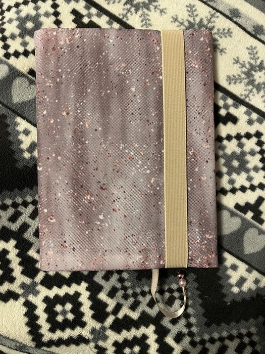 Etui, otulacz na ksiazkę. Różowa fabryka.