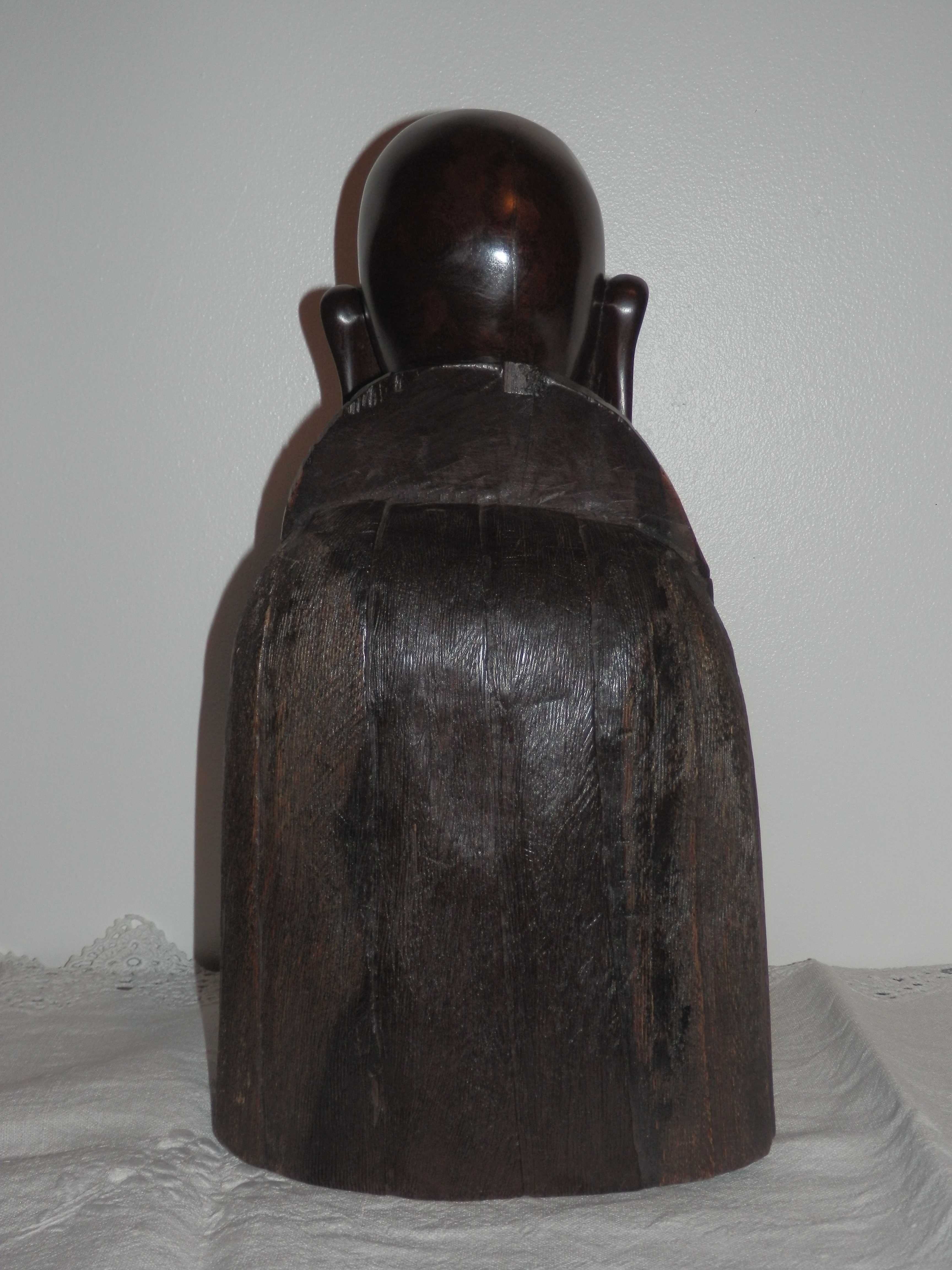 Busto de mulher em ébano