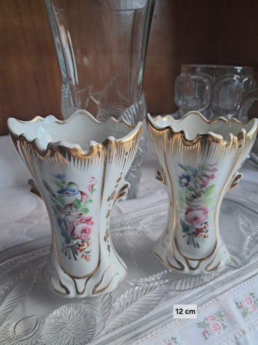 Duas jarrinhas de porcelana